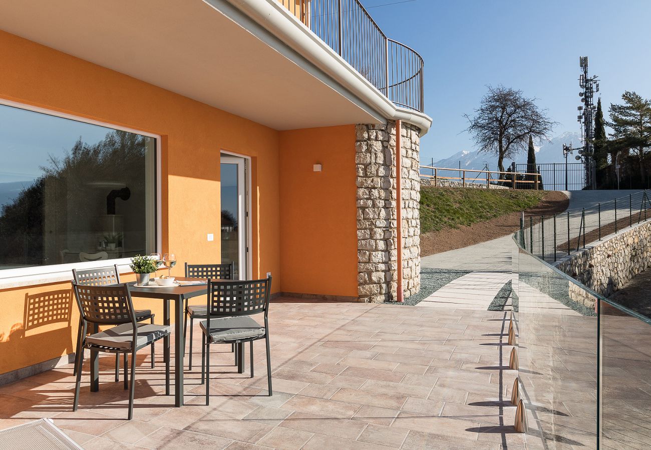 Apartament w Tignale - Orange House Relax con Jacuzzi