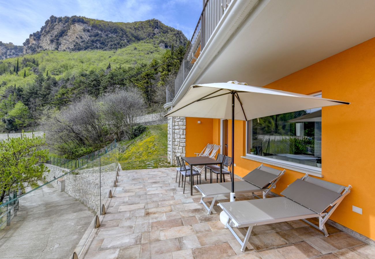 Apartament w Tignale - Orange House Relax con Jacuzzi