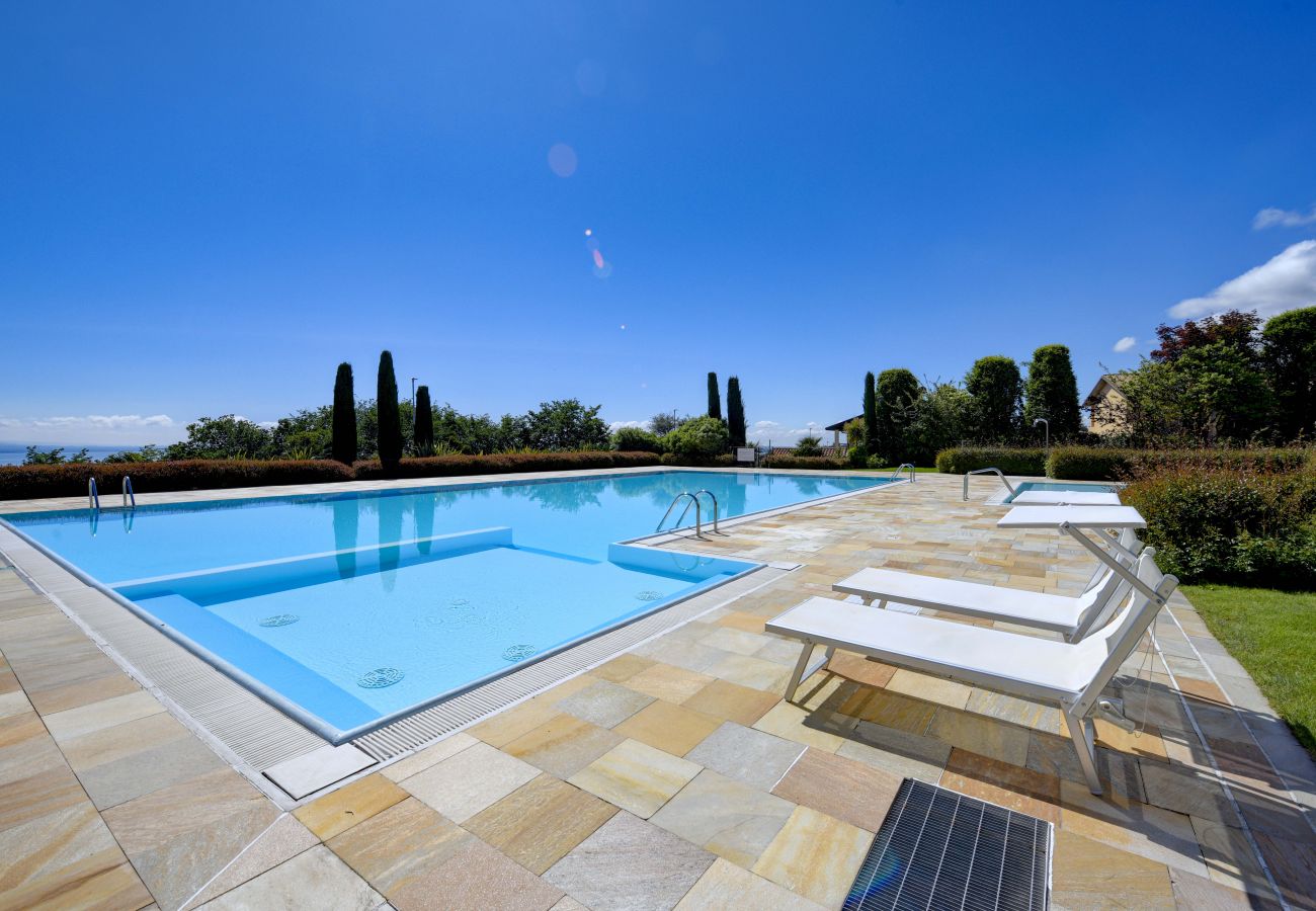 Apartament w Puegnago sul Garda - Loft La Torretta con vista lago e piscina