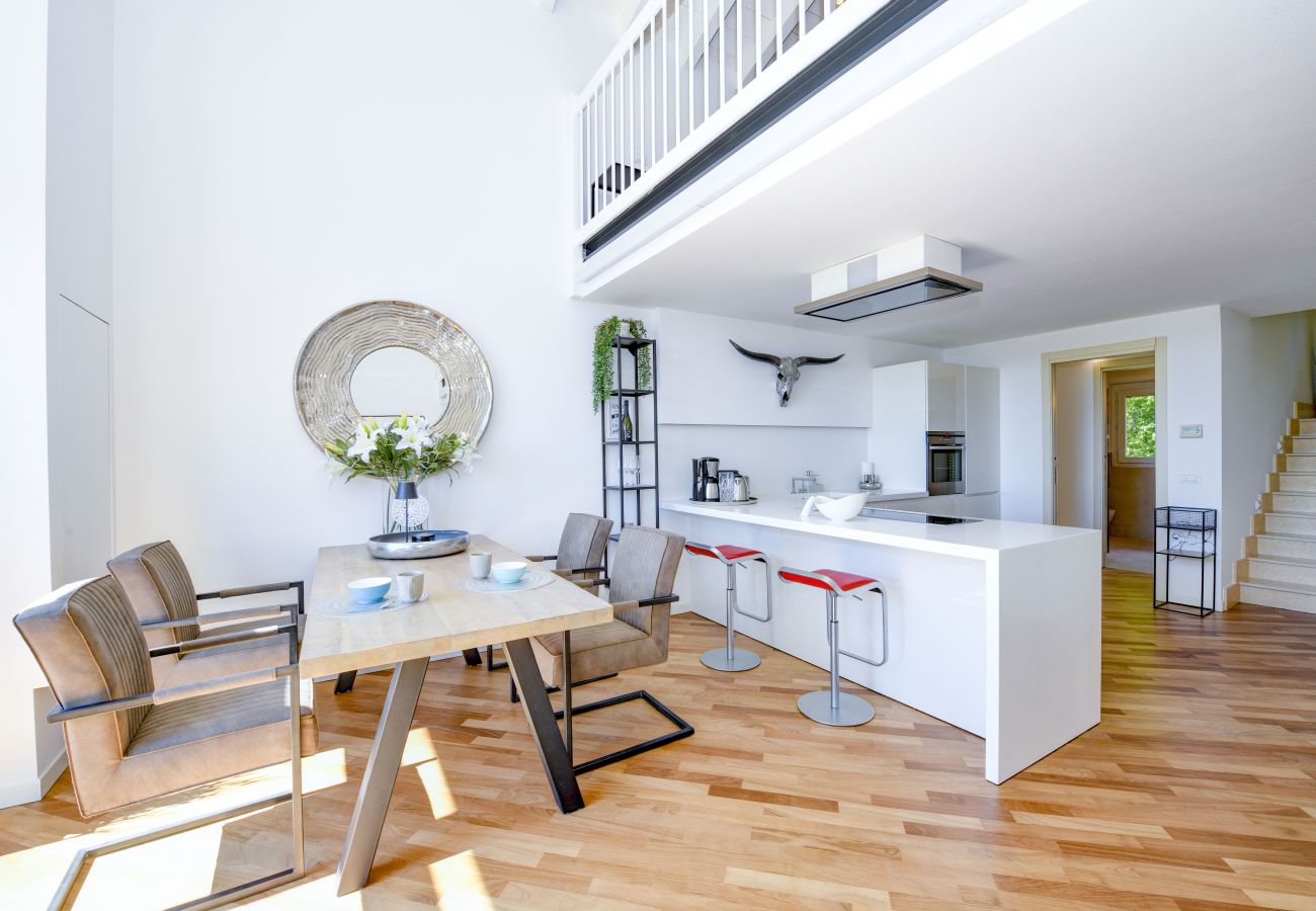 Apartament w Puegnago sul Garda - Loft La Torretta con vista lago e piscina