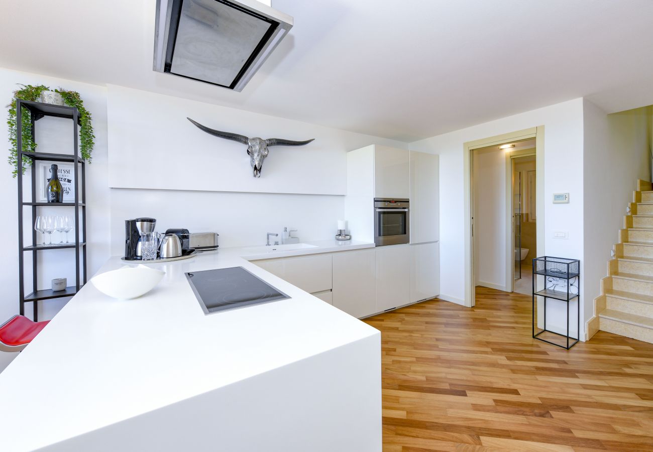 Apartament w Puegnago sul Garda - Loft La Torretta con vista lago e piscina