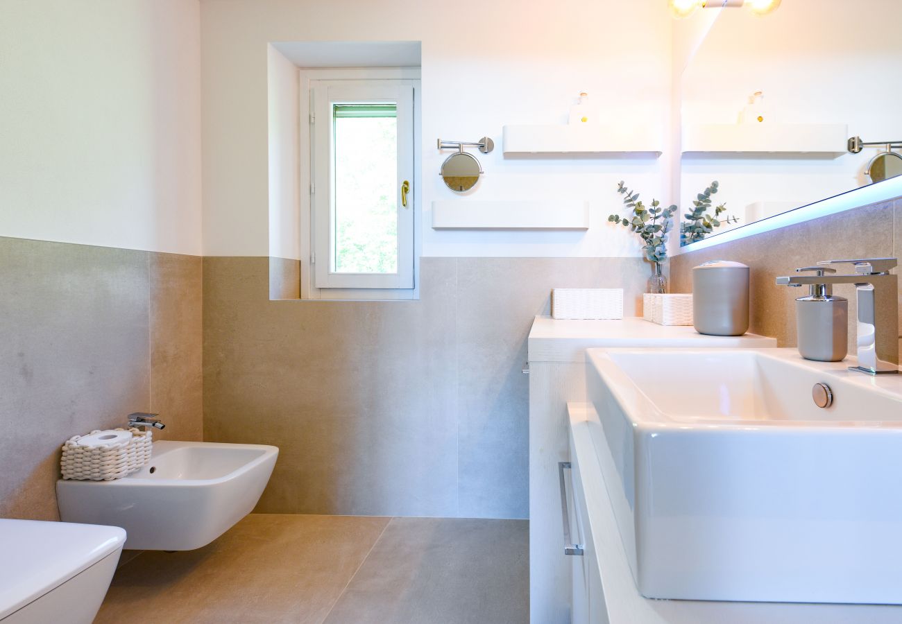 Apartament w Puegnago sul Garda - Loft La Torretta con vista lago e piscina