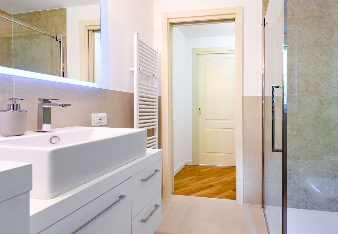 Apartament w Puegnago sul Garda - Loft La Torretta con vista lago e piscina