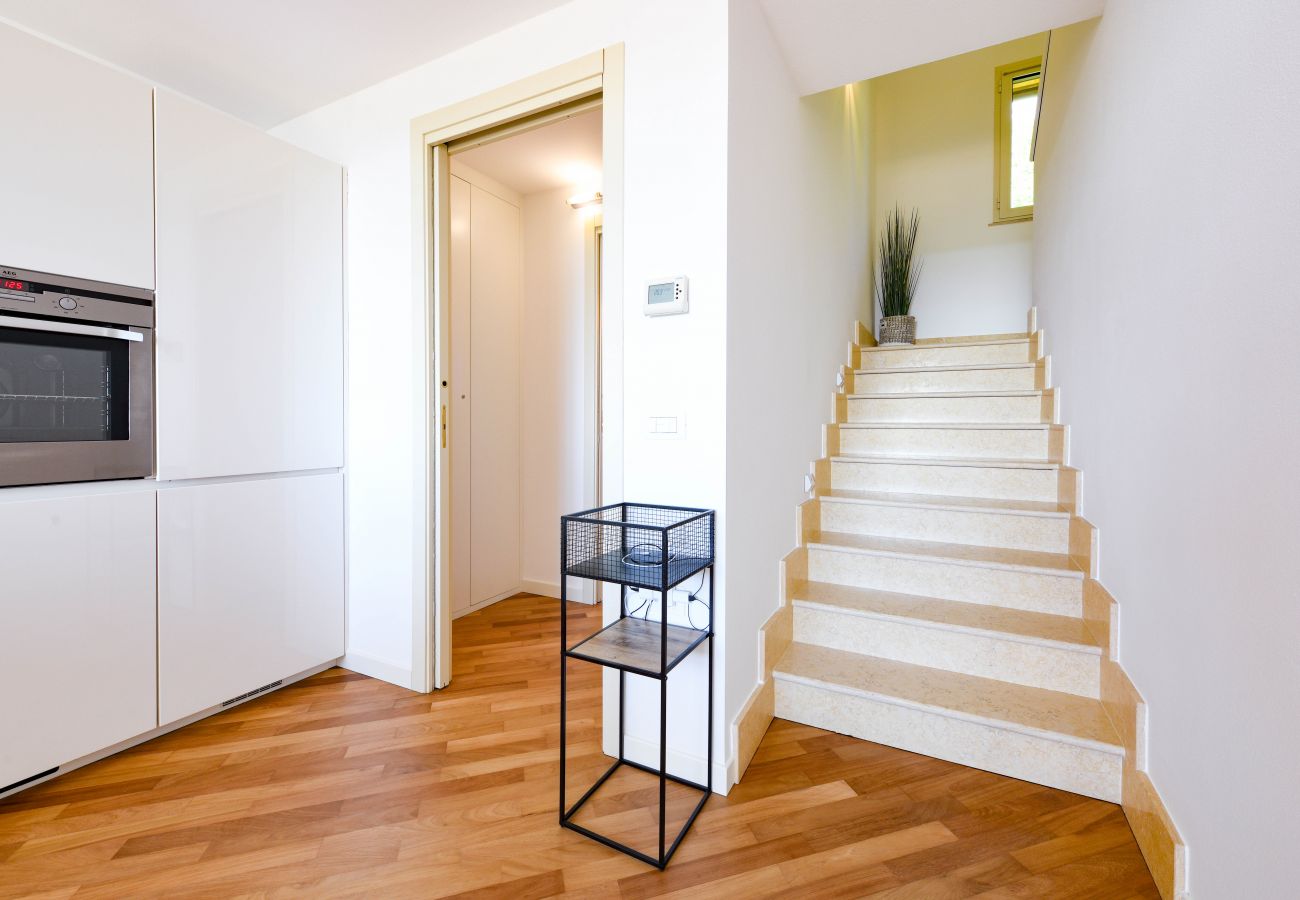 Apartament w Puegnago sul Garda - Loft La Torretta con vista lago e piscina