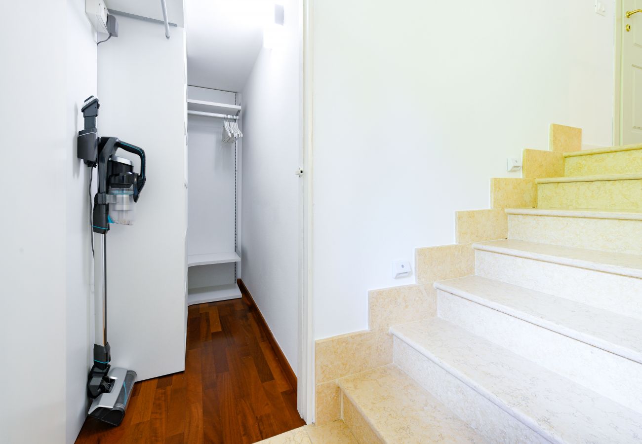 Apartament w Puegnago sul Garda - Loft La Torretta con vista lago e piscina