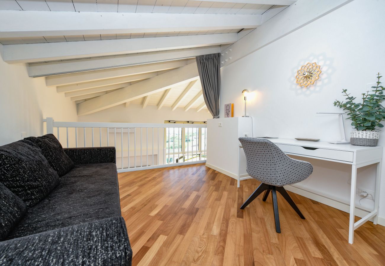 Apartament w Puegnago sul Garda - Loft La Torretta con vista lago e piscina