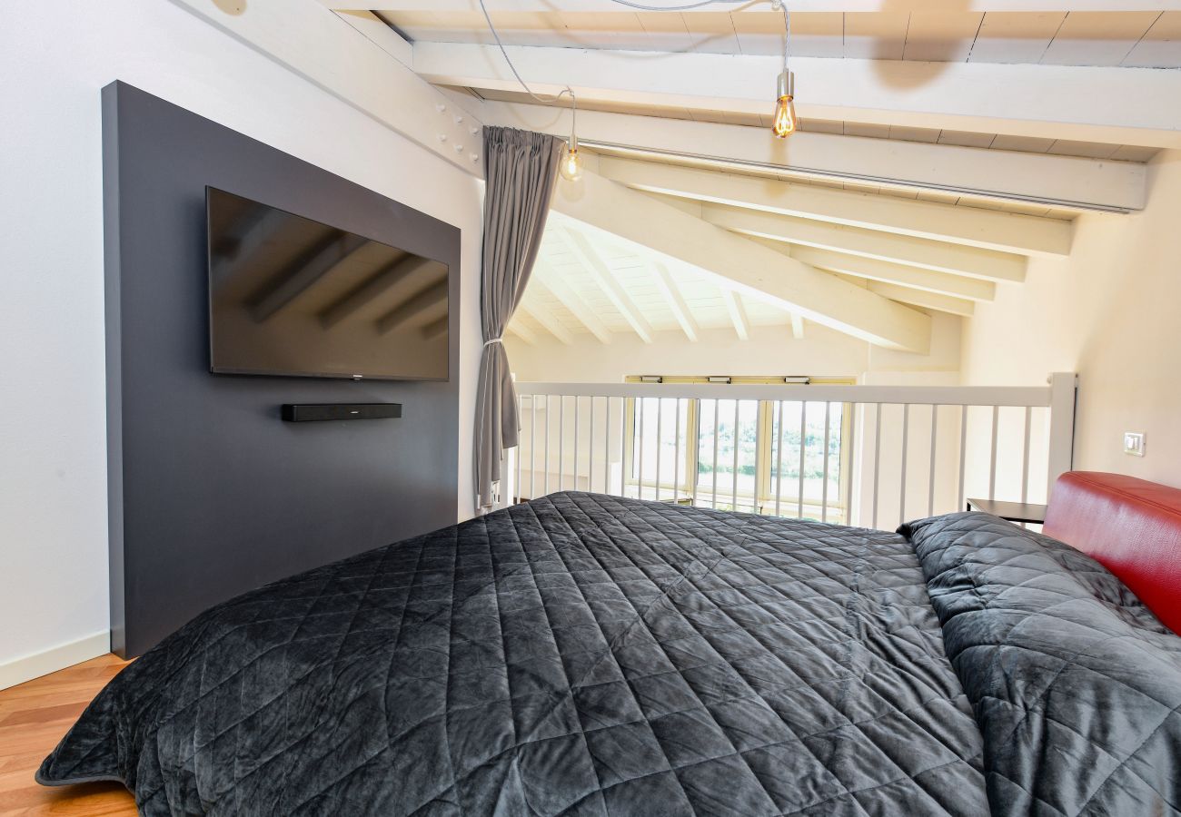 Apartament w Puegnago sul Garda - Loft La Torretta con vista lago e piscina