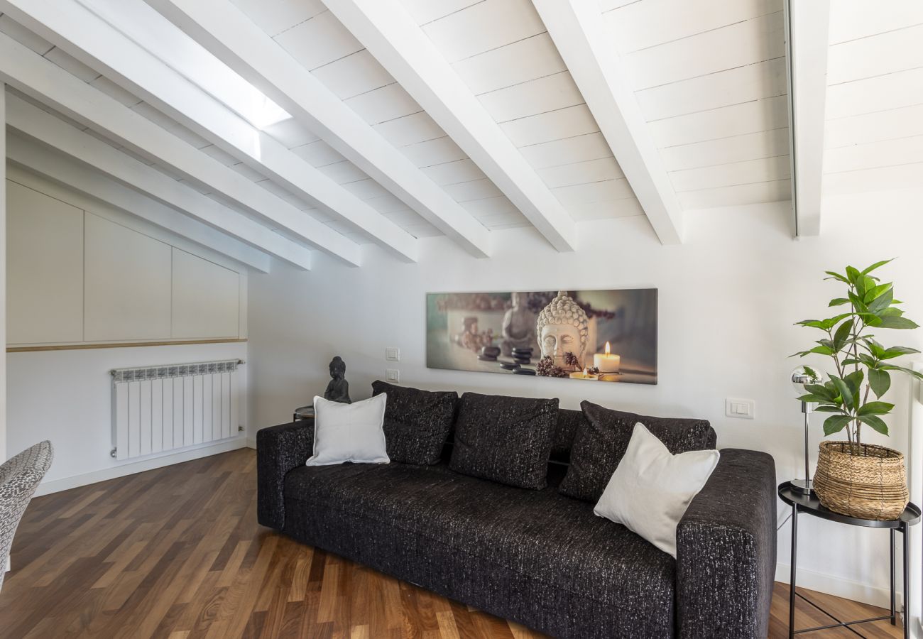 Apartament w Puegnago sul Garda - Loft La Torretta con vista lago e piscina