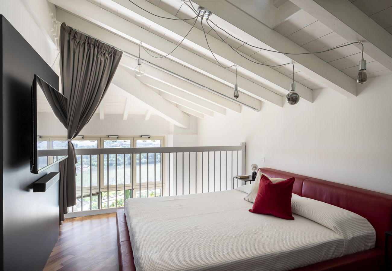 Apartament w Puegnago sul Garda - Loft La Torretta con vista lago e piscina