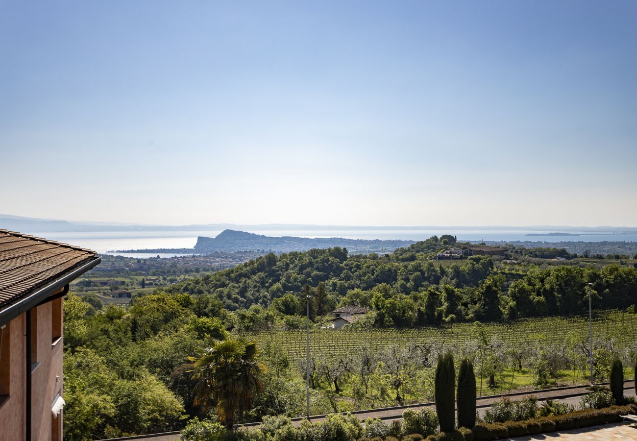 Apartament w Puegnago sul Garda - Loft La Torretta con vista lago e piscina