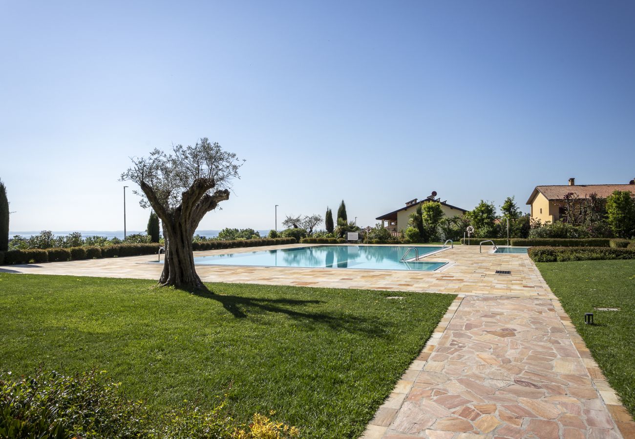 Apartament w Puegnago sul Garda - Loft La Torretta con vista lago e piscina