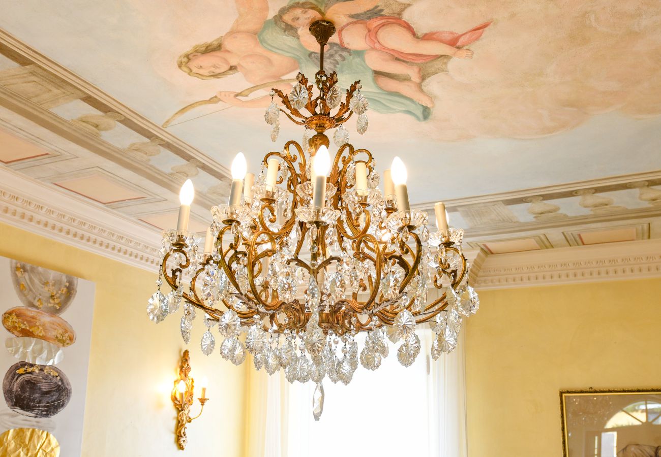 Kryształowy żyrandol i luksusowy sufit z freskami w Desenzano Villa Bugatti