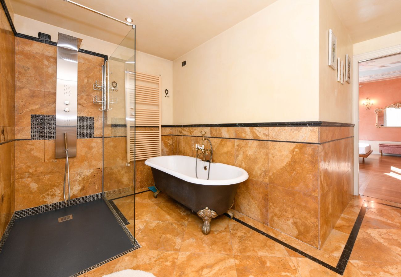 Główna łazienka z wolnostojącą wanną i prysznicem walk-in Villa Bugatti