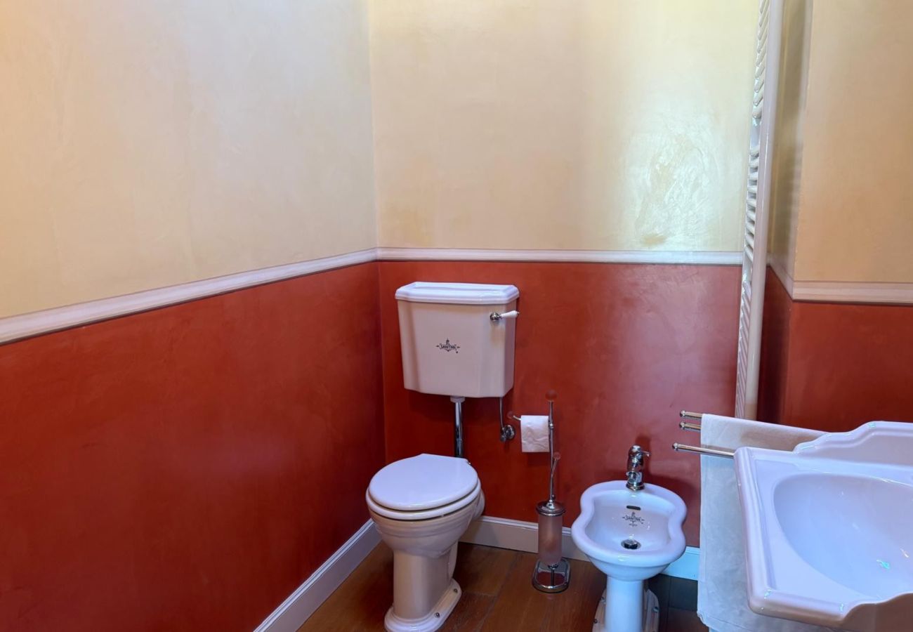 Luksusowa łazienka en-suite z marmurowym wykończeniem