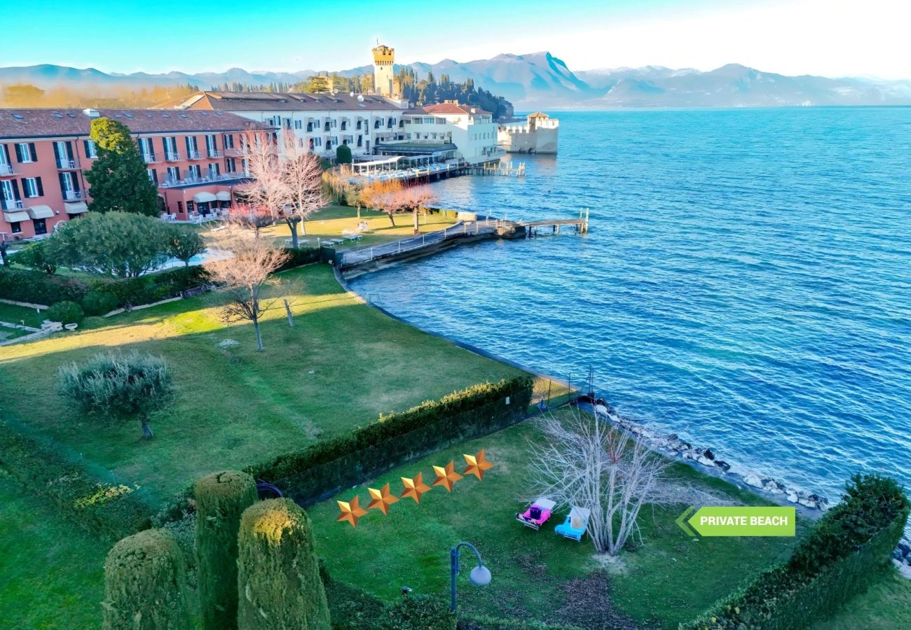 Widok z lotu ptaka na prywatną plażę nad jeziorem