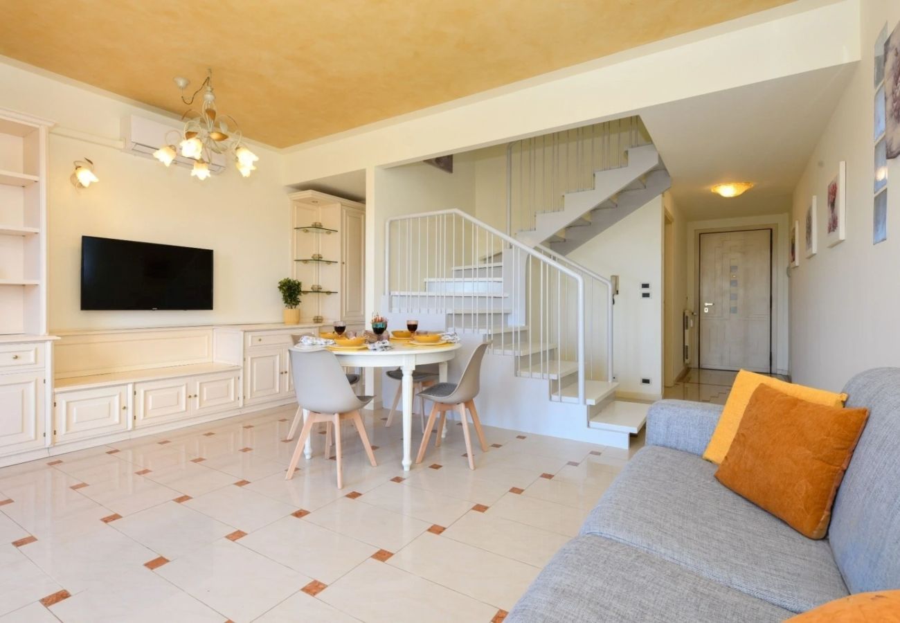 Nowoczesny salon z jadalnią i Smart TV w Eden