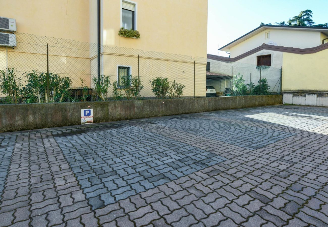 Zarezerwowane miejsce postojowe na prywatnym parkingu w Desenzano del Garda