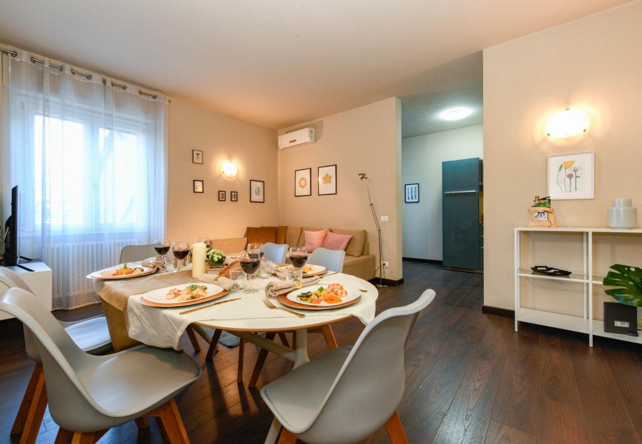 Nakryty stół w nowoczesnym salonie typu open space w Desenzano del Garda