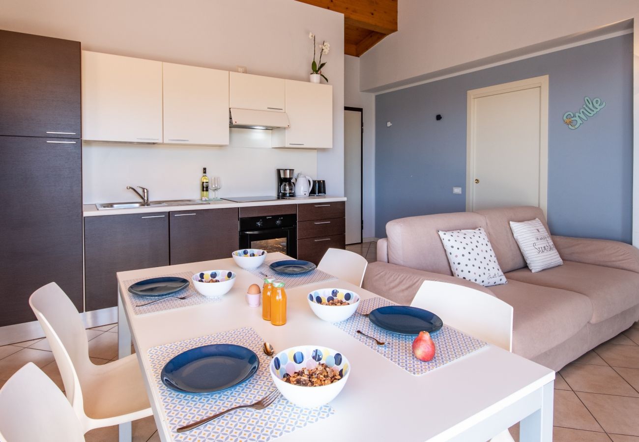 Apartament w Manerba del Garda - Fedra: con balcone vista lago, in residence con piscina a due passi dal lago