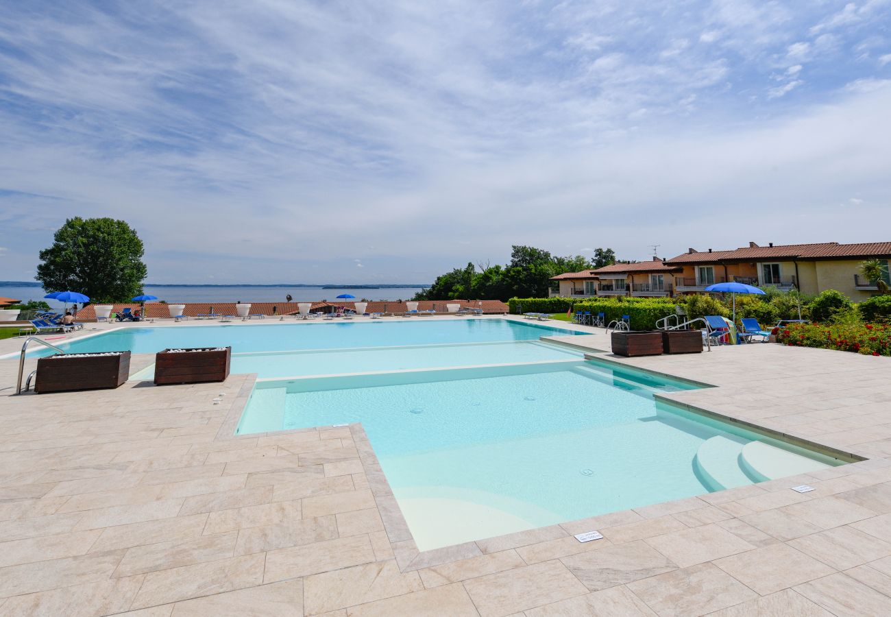Apartament w Manerba del Garda - Fedra: con balcone vista lago, in residence con piscina a due passi dal lago