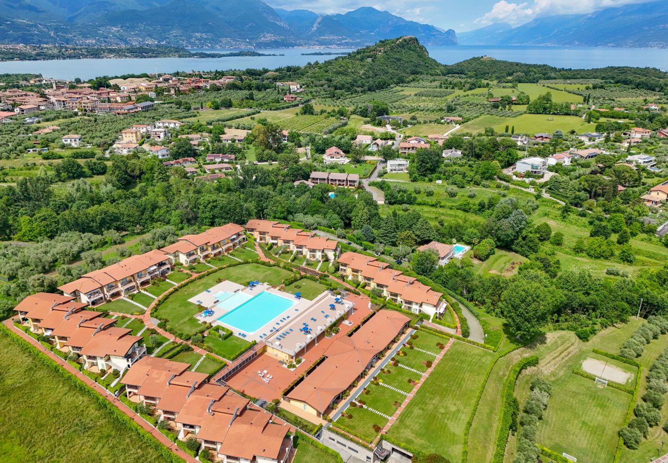 Apartament w Manerba del Garda - Fedra: con balcone vista lago, in residence con piscina a due passi dal lago