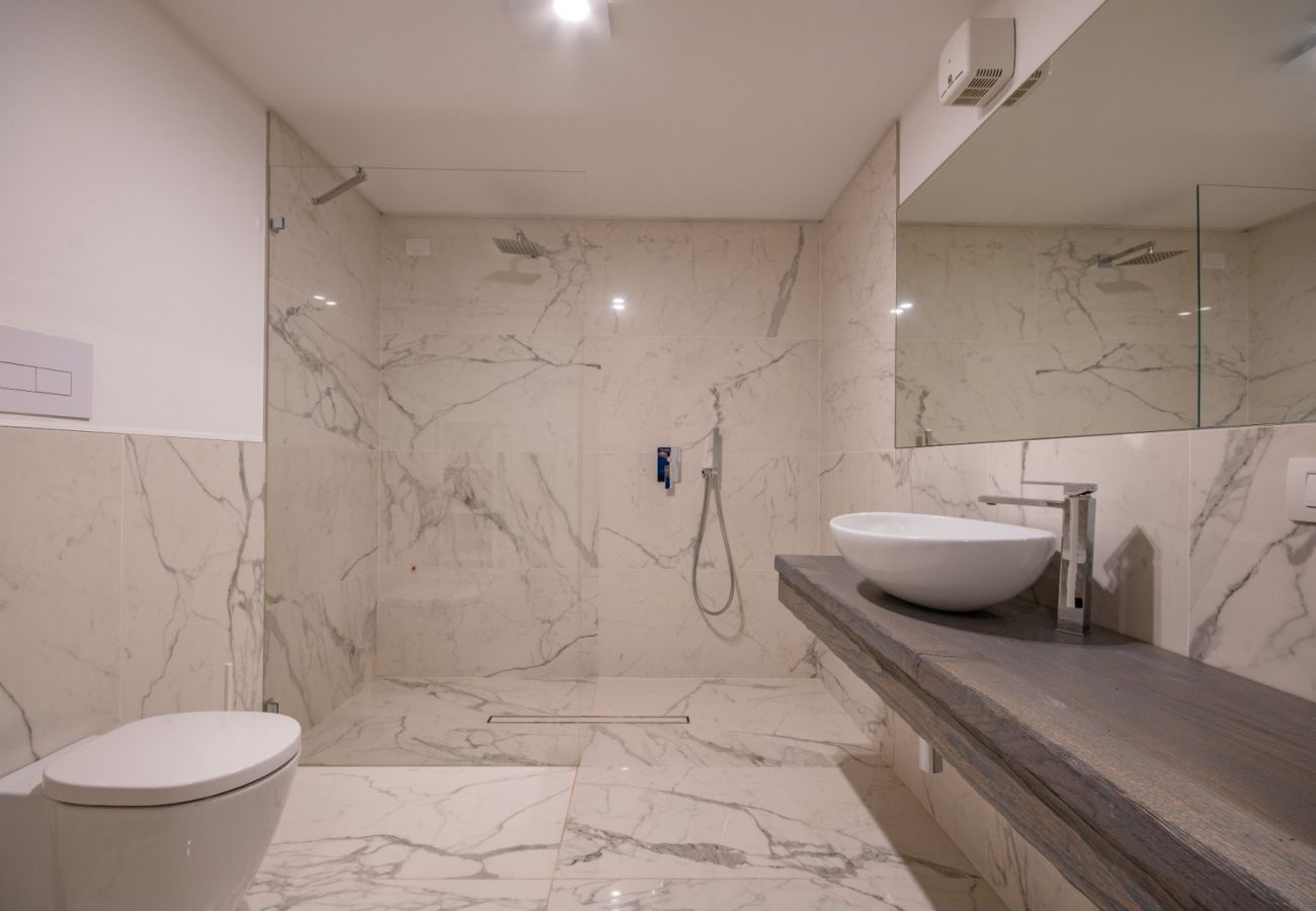 Apartament w Toscolano-Maderno - Cà Bianca sotto: immersi nella natura con vista lago e jacuzzi