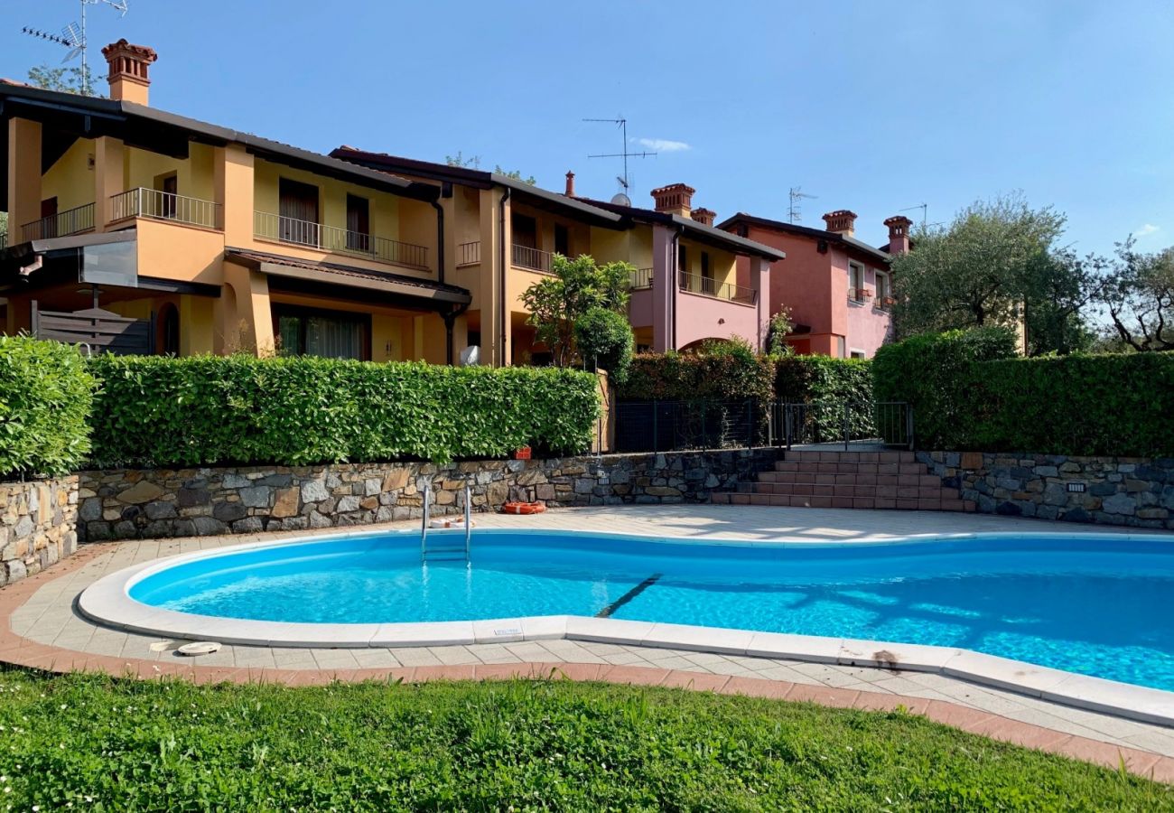 Townhouse w Manerba del Garda - Casa Delisa: in residence curato con piscina e non lontano dal lago