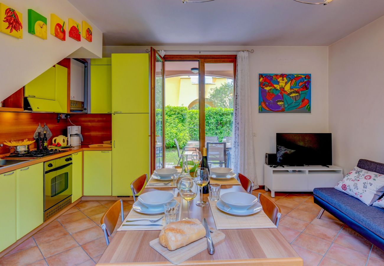 Townhouse w Manerba del Garda - Casa Delisa: in residence curato con piscina e non lontano dal lago