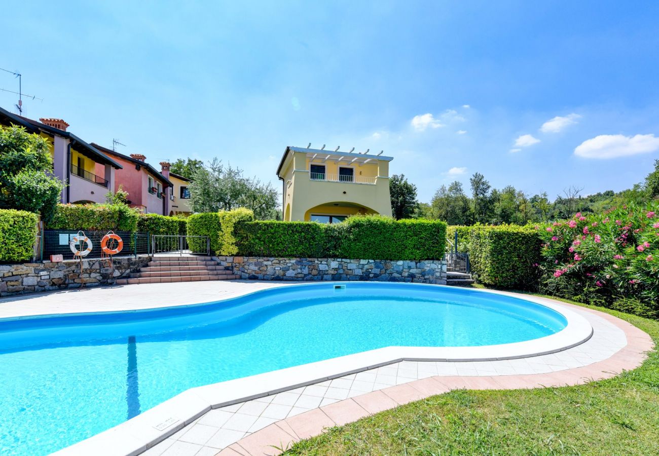 Townhouse w Manerba del Garda - Casa Delisa: in residence curato con piscina e non lontano dal lago
