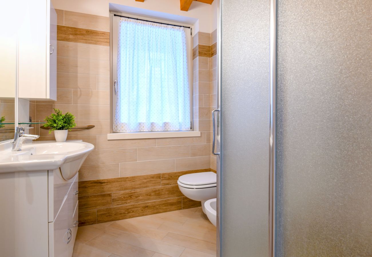 Apartament w Tignale - Albicocca: vista lago, natura e relax