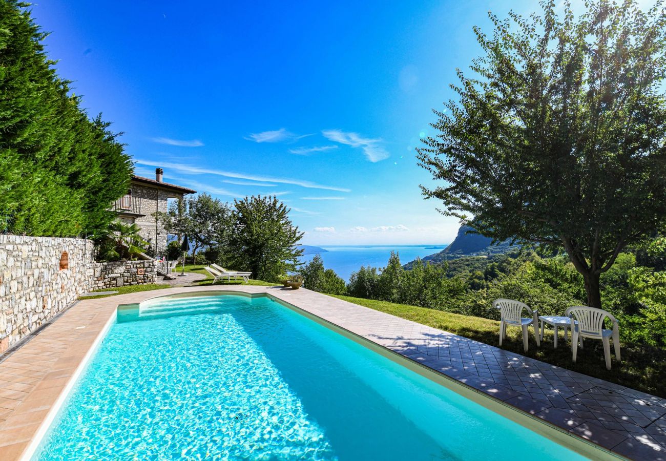 Dom w Tignale - Malga Mary: nel verde con piscina solo per voi ed i proprietari