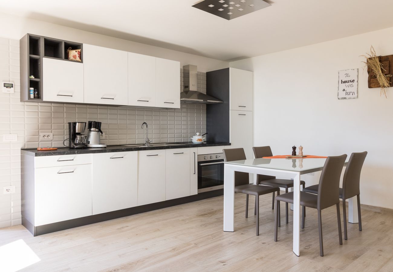 Dom w Tignale - Malga Mary: nel verde con piscina solo per voi ed i proprietari