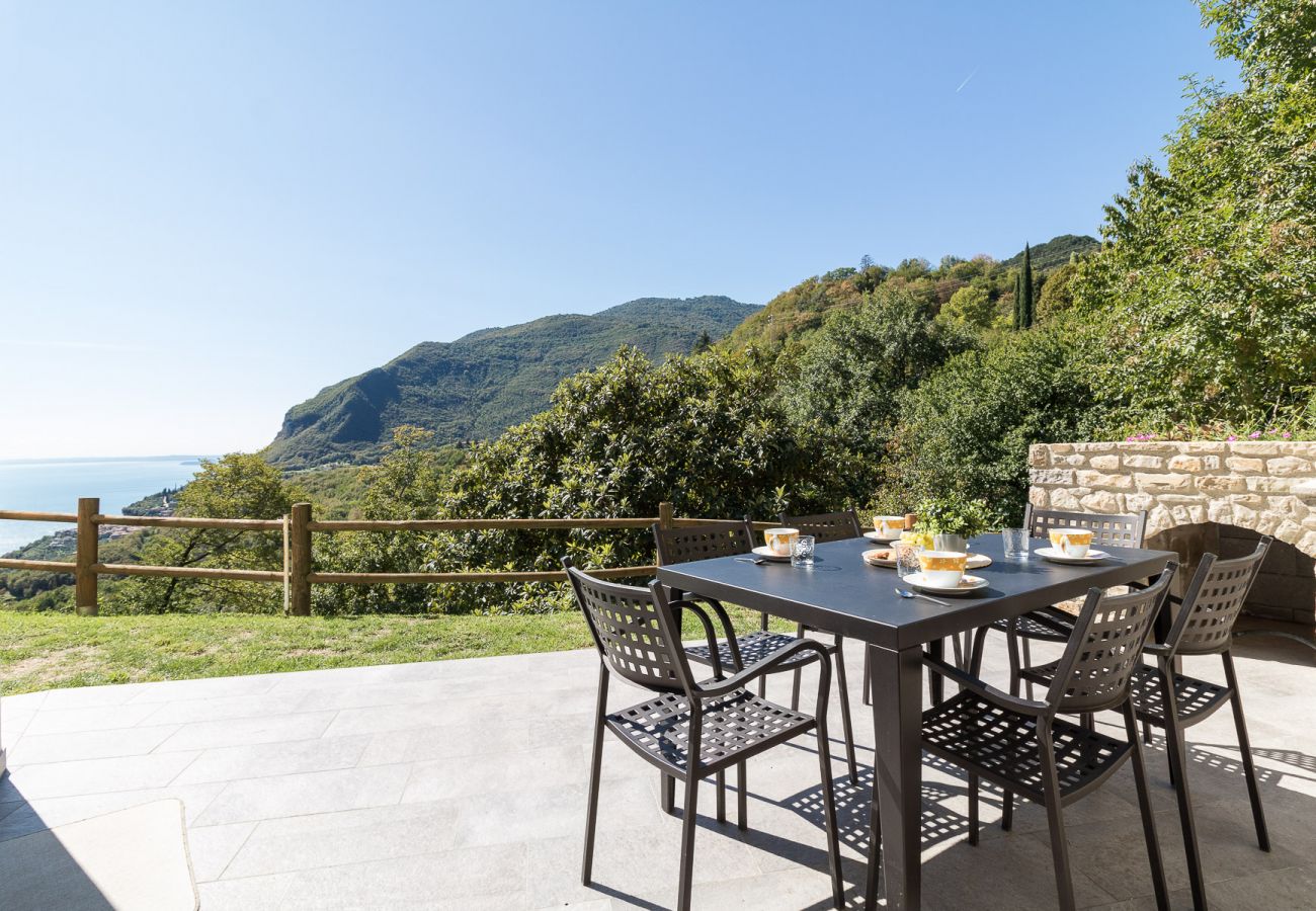 Dom w Tignale - Malga Mary: nel verde con piscina solo per voi ed i proprietari