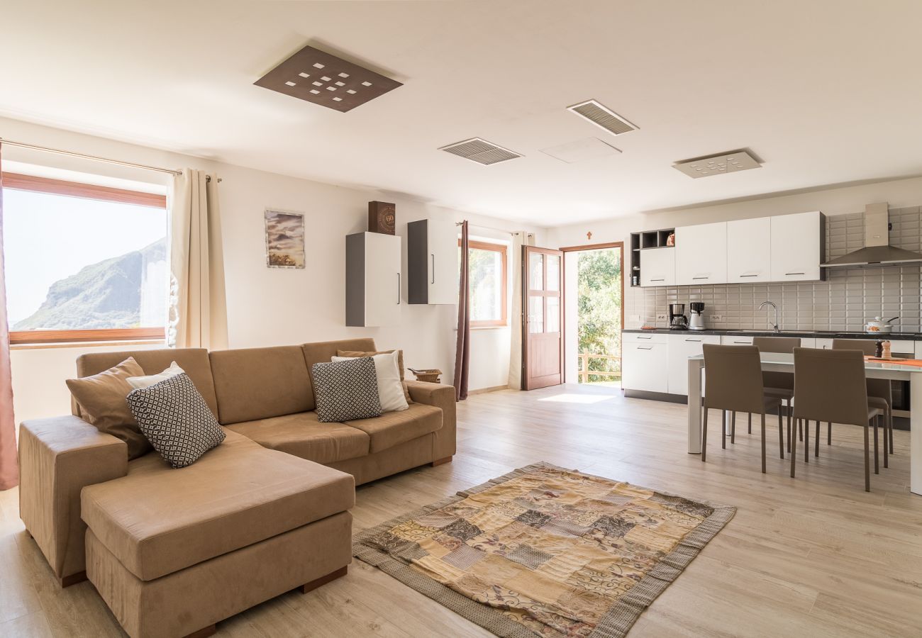 Dom w Tignale - Malga Mary: nel verde con piscina solo per voi ed i proprietari