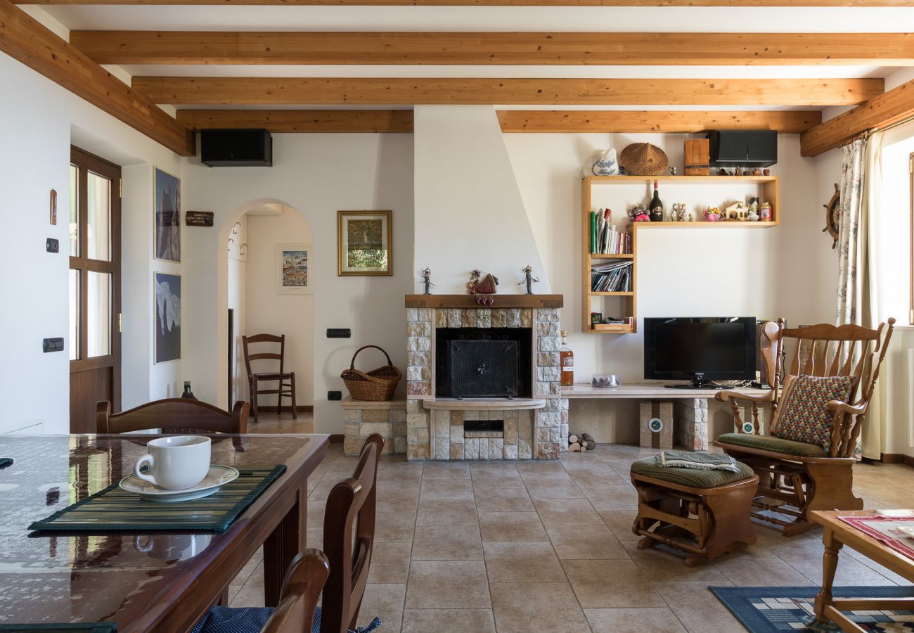 Dom w Tignale - Malga Mary: nel verde con piscina solo per voi ed i proprietari