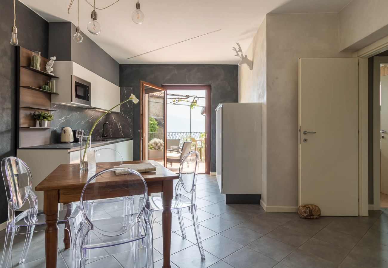 Apartament w Tignale - Rustico Minichèto - La Vigna: curato nei dettagli con balcone vista lago