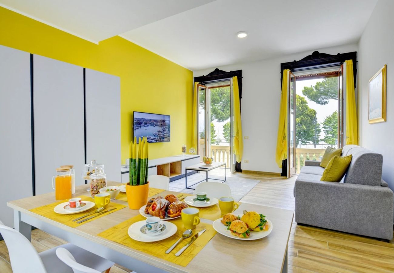 Salon z sofą narożną, Smart TV i balkonem z widokiem na jezioro