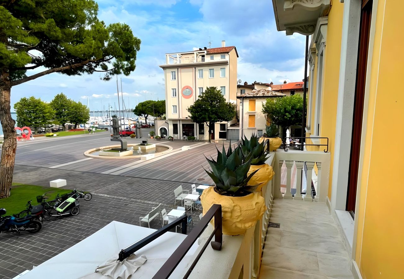 Widok na główny plac i jezioro z balkonu Palazzo