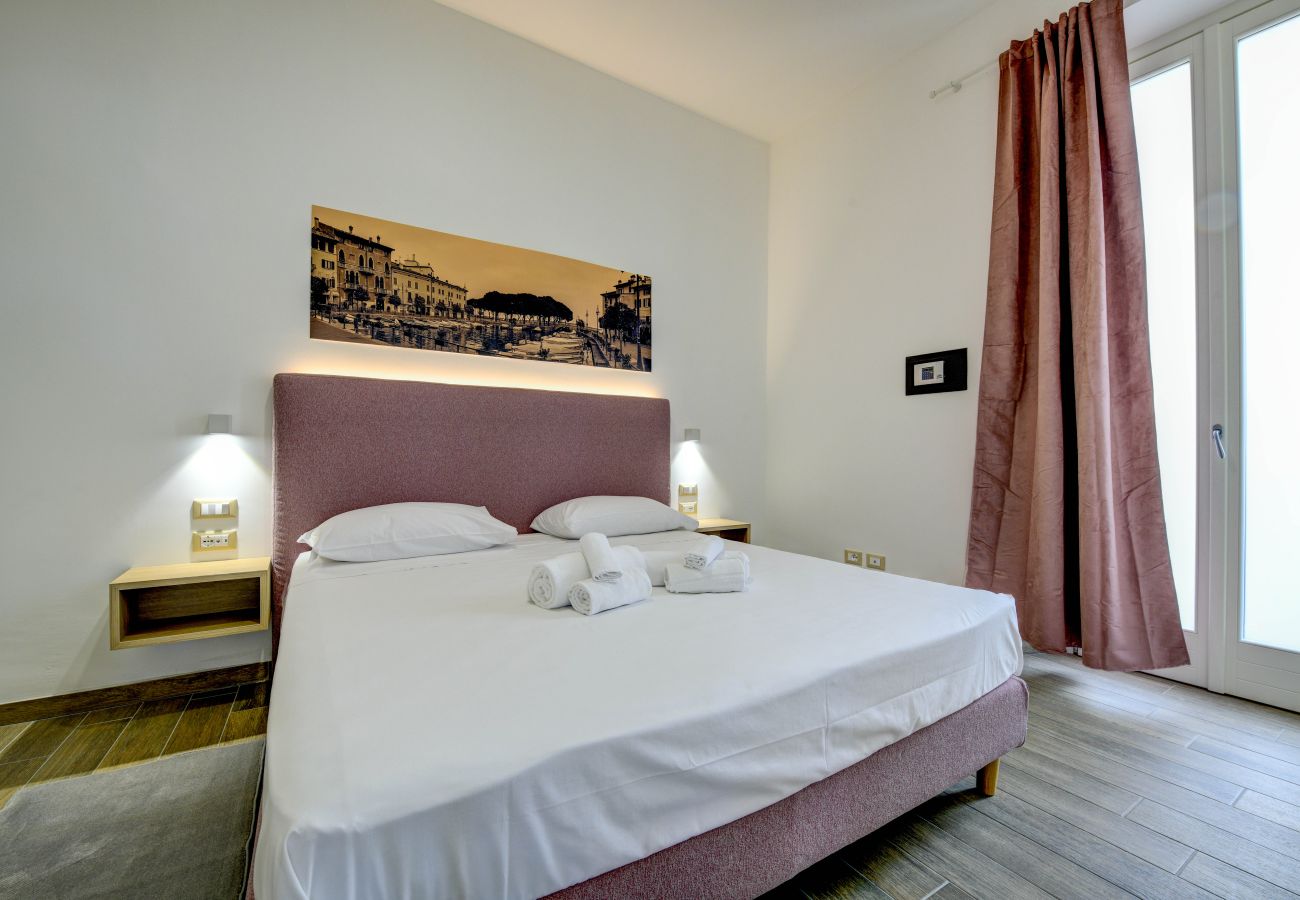 Nowoczesna i jasna sypialnia z sejfem