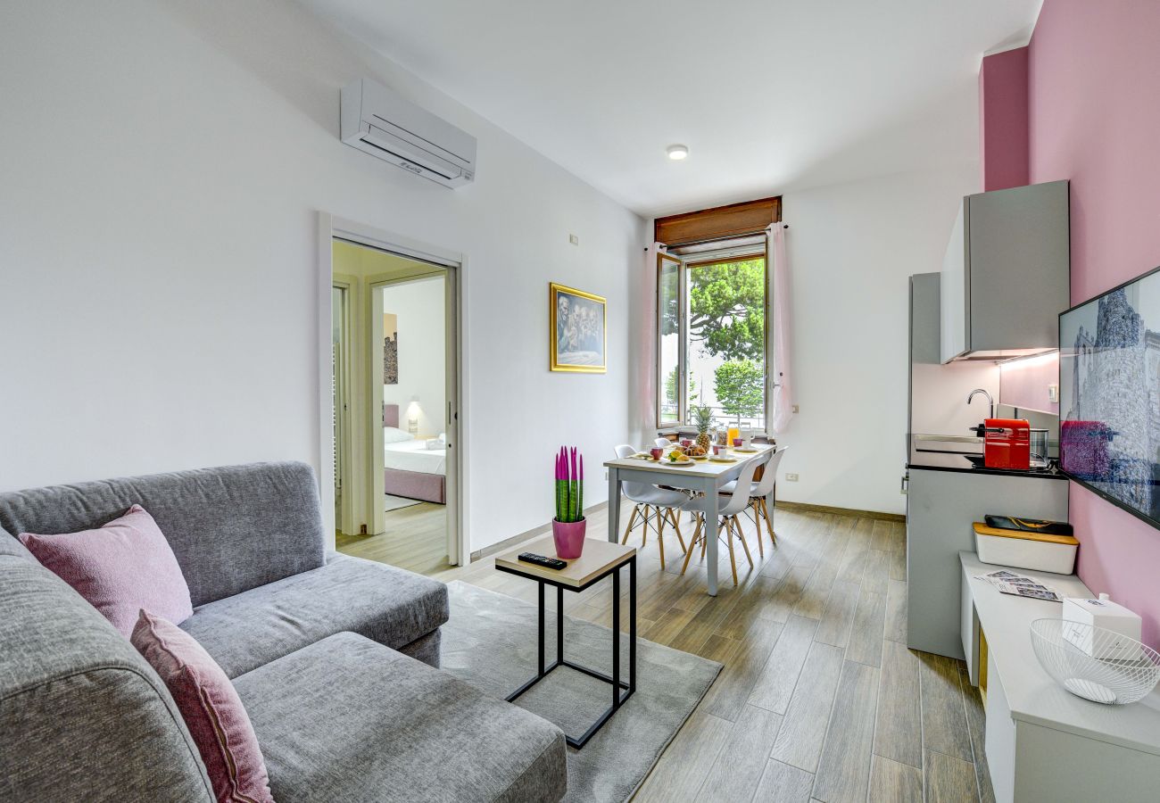 Salon z klimatyzacją i dużą sofą narożną