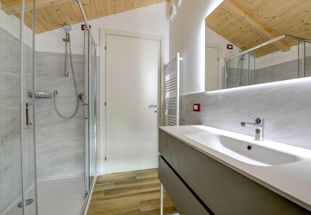 Nowoczesna łazienka z prysznicem w Palazzo Visconti