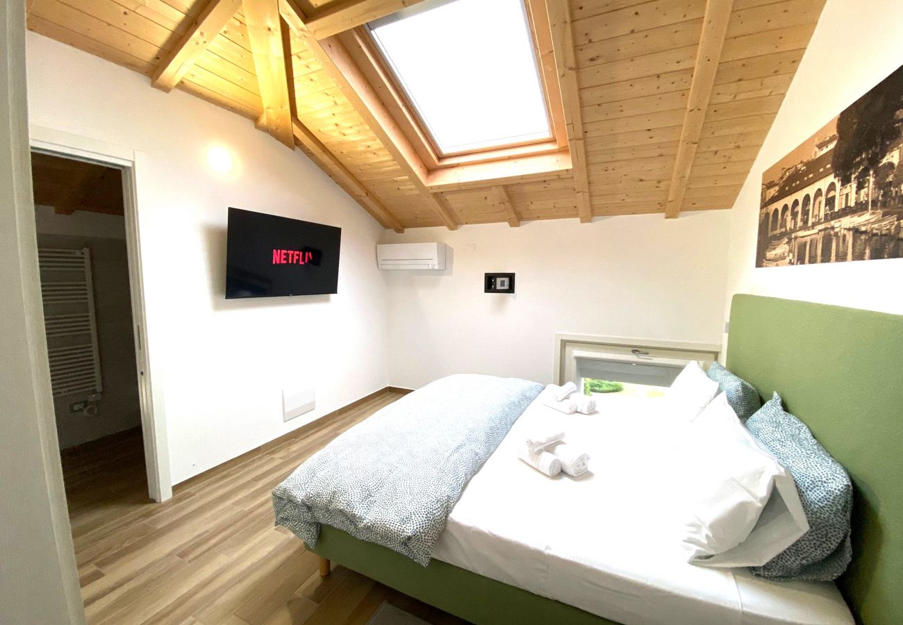 Przytulna sypialnia na poddaszu z belkami