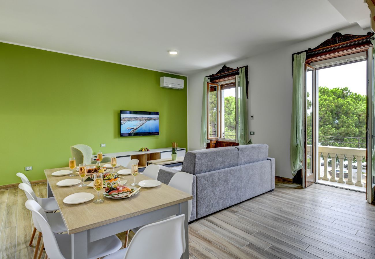 Nowoczesny salon z balkonem w Desenzano