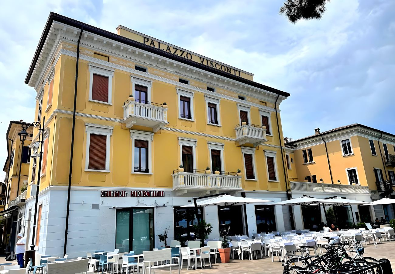 Historyczna fasada Palazzo Visconti w Desenzano