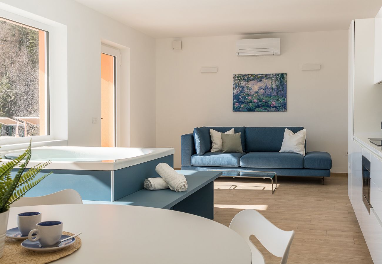 Apartament w Tignale - Orange House Relax con Jacuzzi