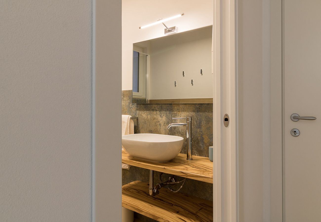 Apartament w Tignale - Orange House Relax con Jacuzzi