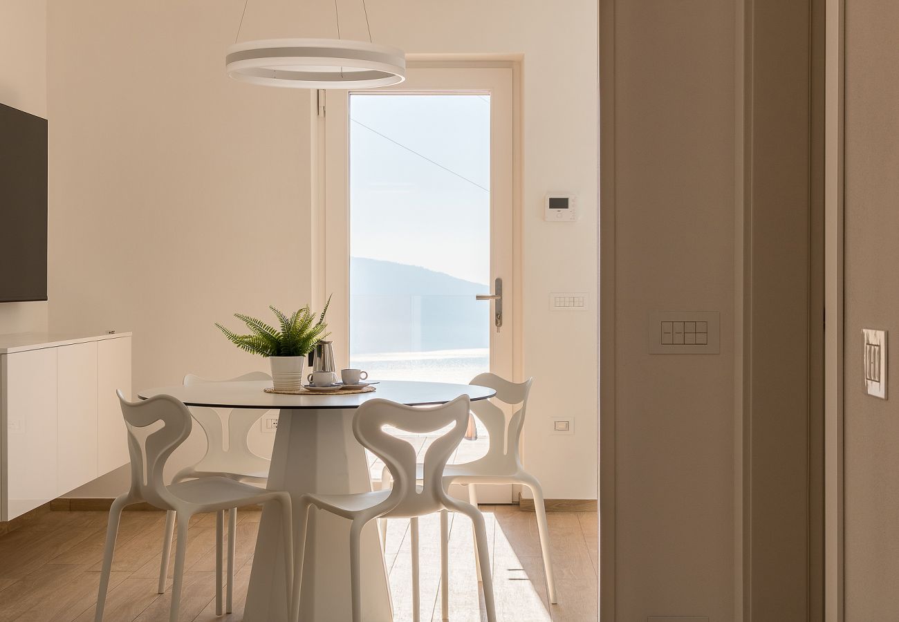 Apartament w Tignale - Orange House Relax con Jacuzzi