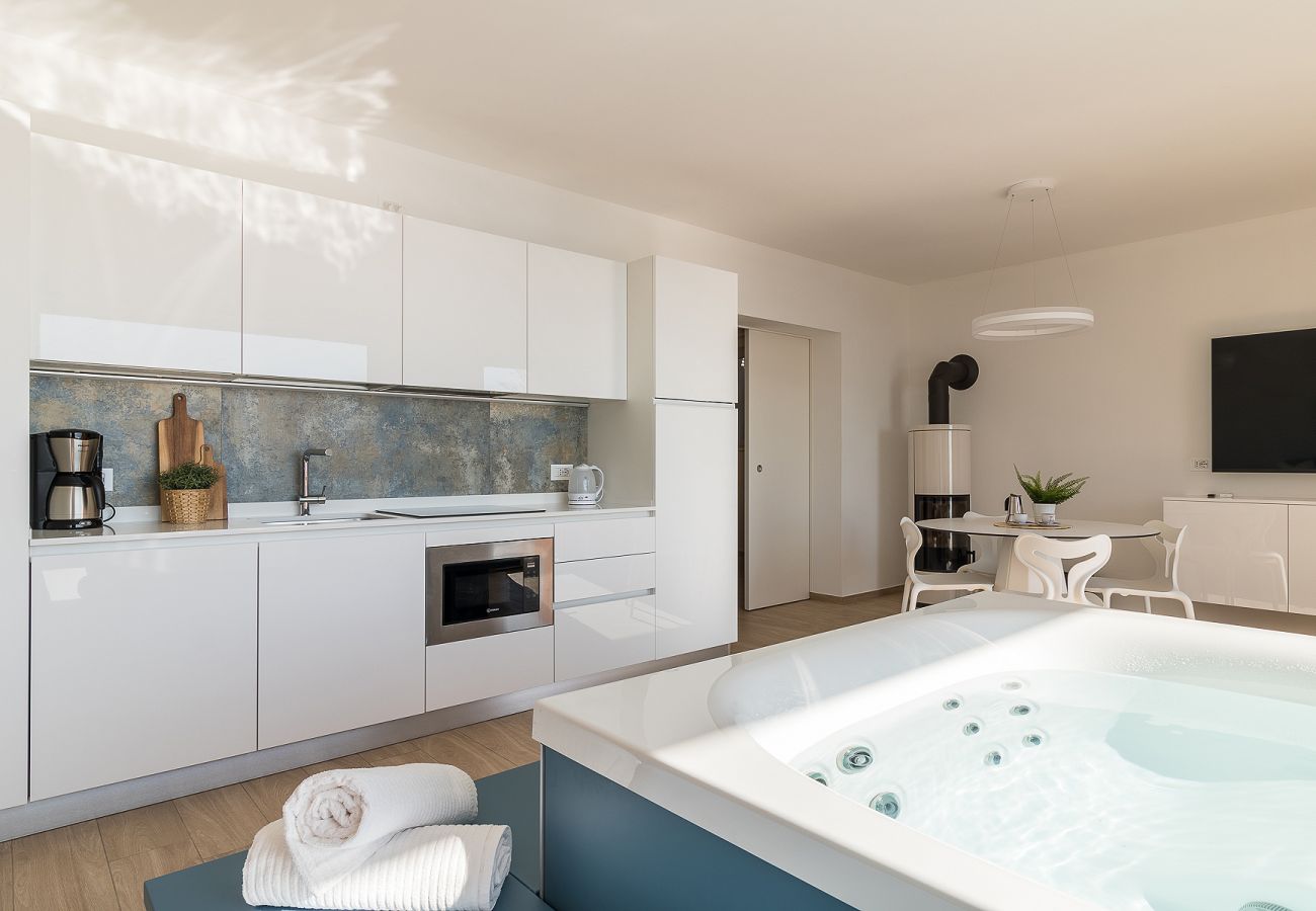 Apartament w Tignale - Orange House Relax con Jacuzzi