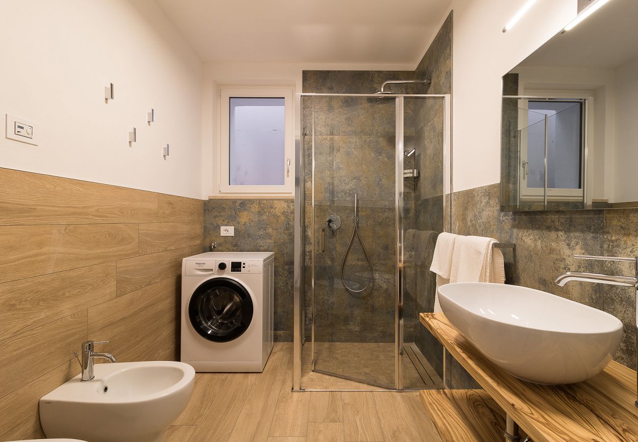 Apartament w Tignale - Orange House Relax con Jacuzzi