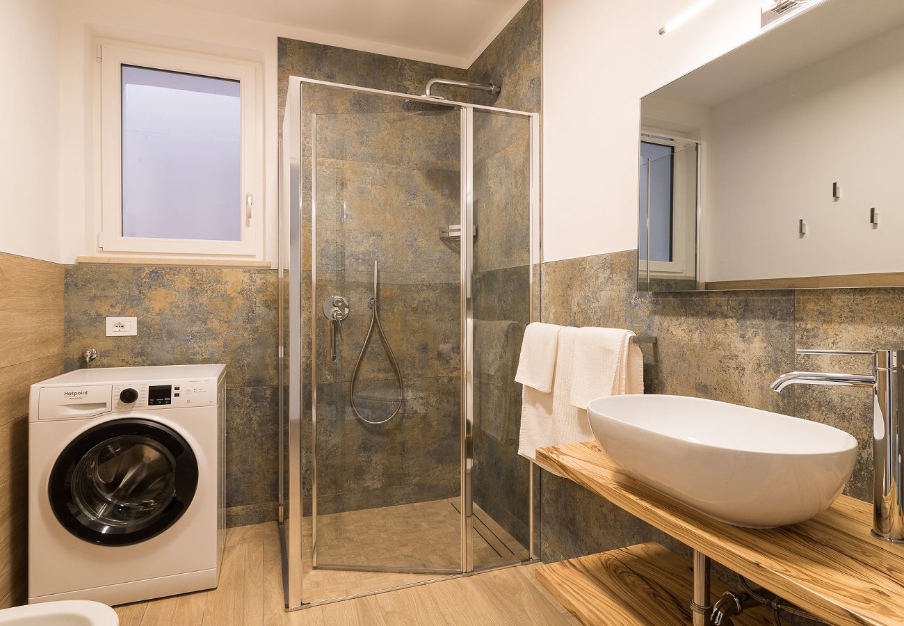 Apartament w Tignale - Orange House Relax con Jacuzzi